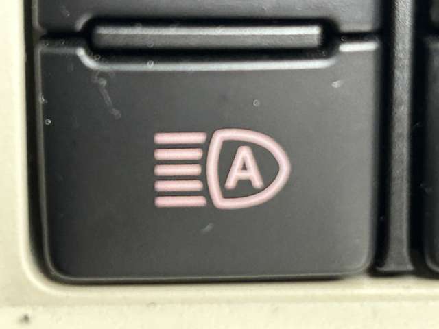 【　オートマチックハイビーム　】先行車や対向車のライトを認識し、ハイビームとロービームを自動で切り替える機能です♪