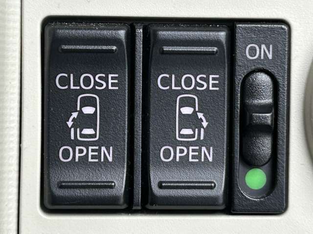 【　両側パワースライドドア　】小さなお子様でもボタンひとつで楽々乗り降り出来ます♪駐車場で両手に荷物を抱えている時もボタンひとつで自動で開いてくれますので、ご家族でのお買い物にとっても便利な装備です♪
