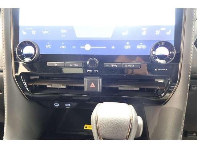 【左右独立温度コントロールエアコン】運転席・助手席で別々に快適さを得られるように、空調にもきめ細やかな配慮をしています。オート機能なので一度、気温を設定すれば自動的に過ごし易い温度に調整してくれます