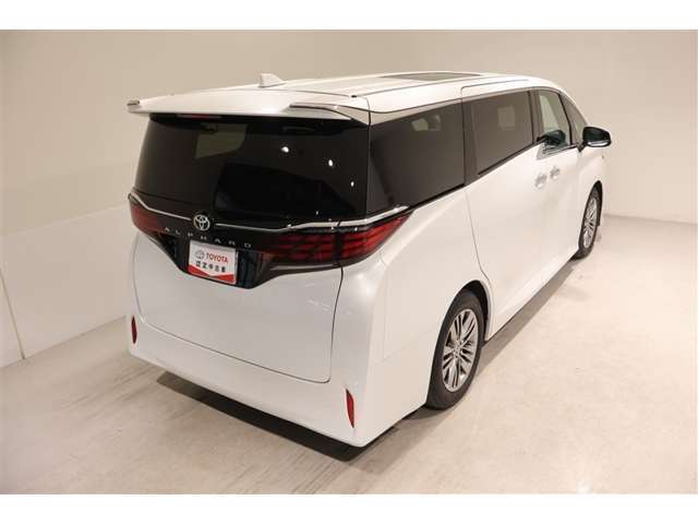 後部座席とリヤはプライバシーガラスになっています。座っている人や置いてある荷物が見えにくくなっているのでプライバシーの確保が出来ます。