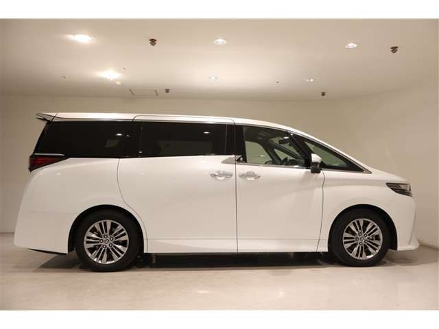 流麗なクーペフォルムが生み出す新時代の洗練されたスタイリングです。流れるようなボディライン魅力的のサイドフォルムです、乗降しやすそうなのがわかります。