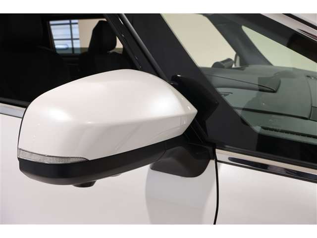 サイドターンランプ付きドアミラー。車両のドレスアップと右左折時の被視認性を兼ね備えたお洒落なミラーです。