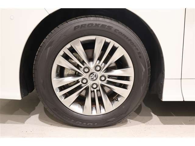 ■純正アルミホイール■　　デザイン性にも優れた純正アルミホイールです。