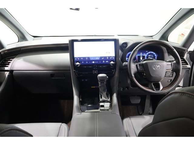 スタイリッシュなデザインのインパネ。各操作スイッチは使いやすい位置に配置されてます。