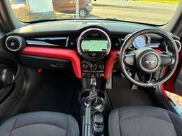 こちらはドライバー目線の画像です。是非、ご来店いただき実際に座ってみてください。運転している感覚がつかめるかと思います。