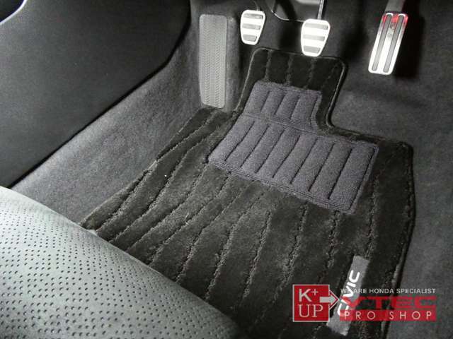 純正フロアマットが装着済み。