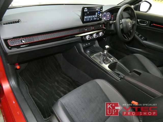 これまで「タイプR」にしかなかった「レブマッチシステム」がRSに搭載されました。自動で適格なブリッピング操作をしてくれるので、シームレスなギヤチェンジを可能にしてくれます。解除も可能です。