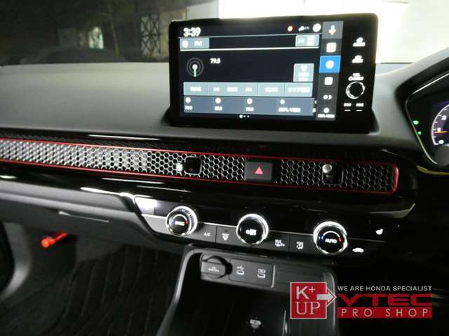 純正ナビ（HONDAコネクトディスプレー）が標準装備。もちろんステアスイッチ・バックカメラ連動致します。