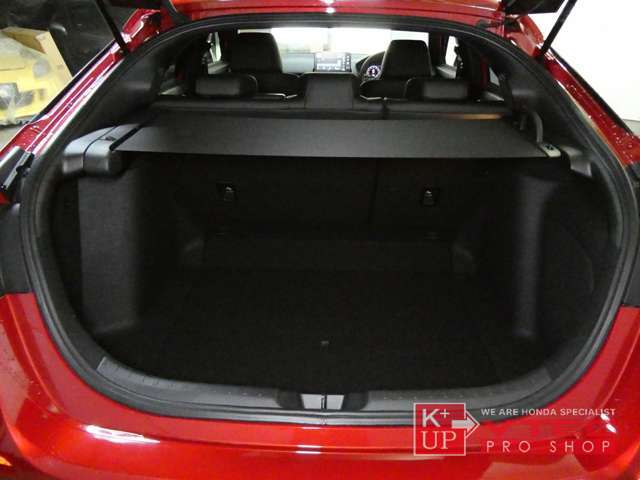 荷物隠しに専用トノカバー付きです。横引タイプで格納・取り外しも簡単です。