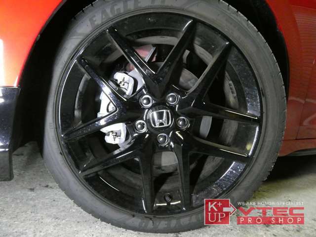 「ベルリナブラック」塗装のRS専用18インチアルミ。ご希望あれば別途社外ホイールのご提案も可能です。RAYS・エンケイ・ADVANなど各種お取り扱いございます。