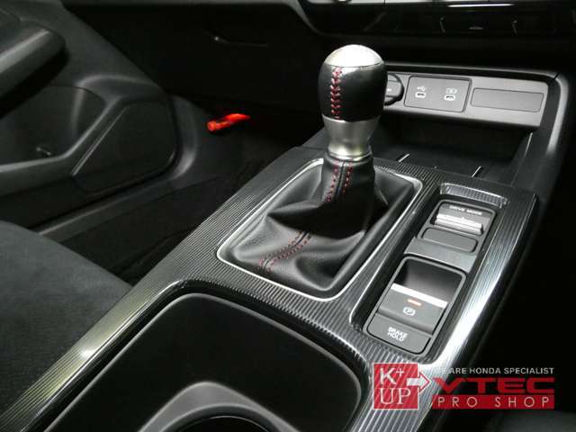 RS専用6速マニュアルは高剛性・ショートストローク化され、ダイレクト感あるシフトフィールをお楽しみいただけます。また3つのドライブモードを選択できるようになりました。