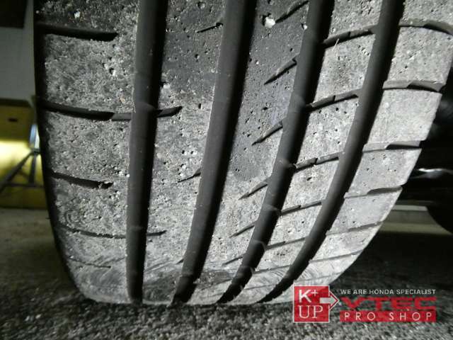 タイヤ溝も問題なし。消耗後のタイヤ交換も当店にお任せ下さい。タイヤ価格に自信あり！ご予算・ご用途に合った銘柄をご提案させていただきます。