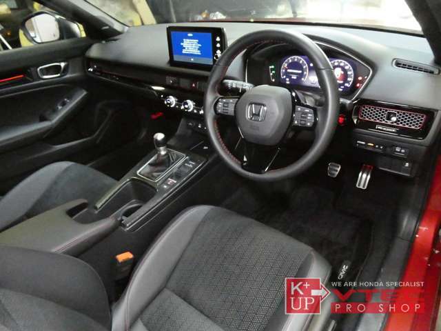 清潔感があり、気持ちよくお乗りいただける一台です。BOSEサウンドシステムやワイヤレス充電器などの快適装備も充実。ホンダセンシング搭載ですのでロングドライブも楽にこなせます。