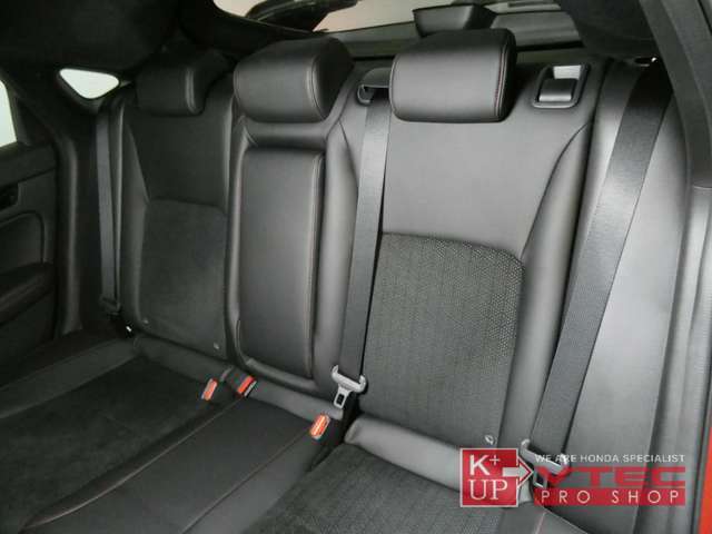 後部座席はシートを倒せな荷物スペースにかなりの奥行きができます。「RS」グレードではリアのベンチレーションも装備されております。