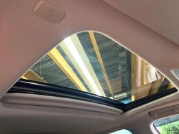 【サンルーフ】開放感たっぷりの希少装備、サンルーフが装着されています！車内に明かりを取り入れたり景色を楽しむ以外にも、車内の空気も簡単に換気できて快適です！