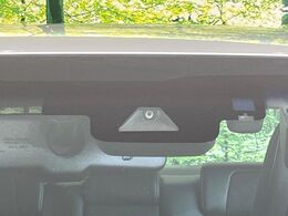 【プリクラッシュセーフティ】前方の車両等を検知し、衝突しそうな時は警報で注意を促し、ブレーキを踏む力をサポート。ブレーキを踏めなかった場合は衝突被害軽減ブレーキが作動、衝突回避をサポートします。