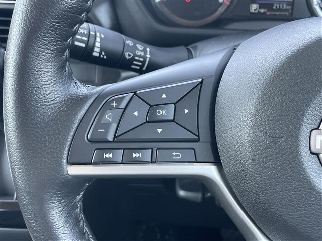 【ステアリングスイッチ】手元のスイッチで音楽などの音量調整やチャンネル・モードの変更が可能。より快適なドライブをお楽しみいただけます！