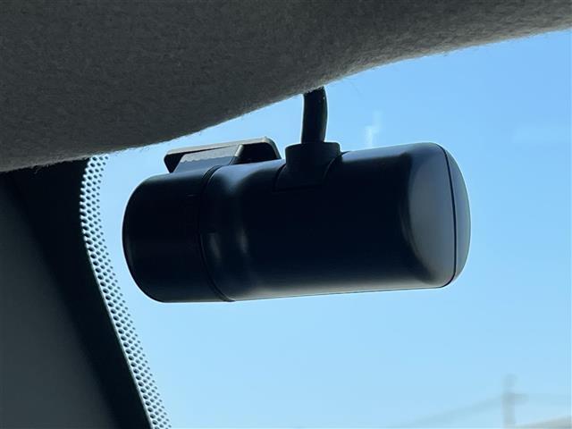 【ドライブレコーダー】映像・音声などを記録する自動車用の車載装置が装備されています！ もしもの事故の際の記録はもちろん、旅行の際の思い出としてドライブの映像を楽しむことができます。