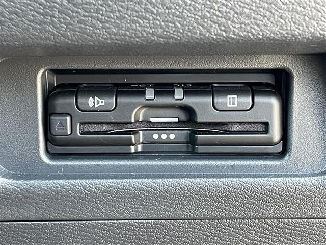 【ETC】有料道路を利用する際に料金所で停止することなく通過できる、ETC車載器（ノンストップ自動料金収受システム機器）が装備されています。セットアップを行うことで利用可能になります。