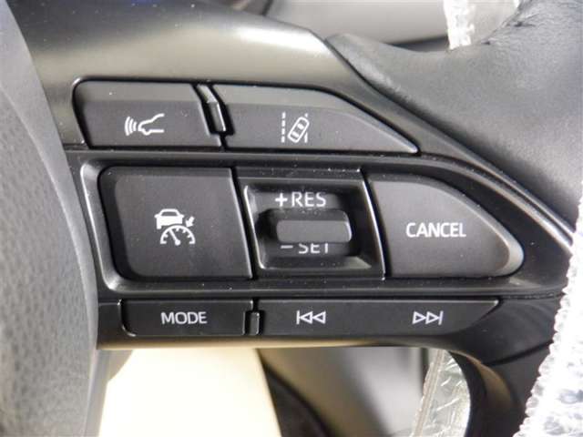 レーダークルーズコントロール(全車速追従機能付)付きです。車速に応じて追従支援してくれるので、ロングドライブも快適です。詳細は販売店スタッフまでおたずねください。
