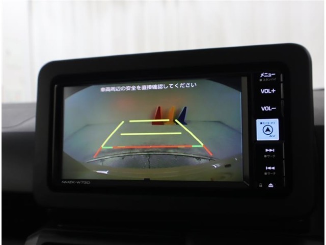 『バックガイドモニター』走行ラインを誘導してくれる補助線もありますので車庫入れが苦手な方も楽ちんです！！