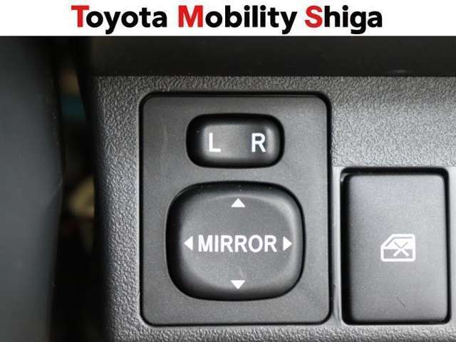 運転席からワンタッチでサイドミラーの調整ができます。