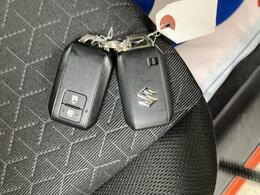 リモコンキーです。スペアのリモコンキーもございます。