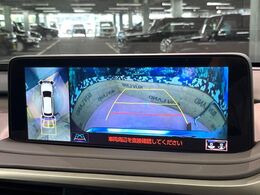 【パノラミックビューモニター】専用のカメラにより、上から見下ろしたような視点で360度クルマの周囲を確認することができます☆死角部分も確認しやすく、狭い場所での切り返しや駐車もスムーズに行えます。