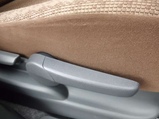 運転席は上下調節可能なリフター機能付き＾＾