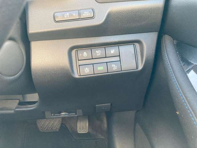 運転席右側には各種スイッチがあります！