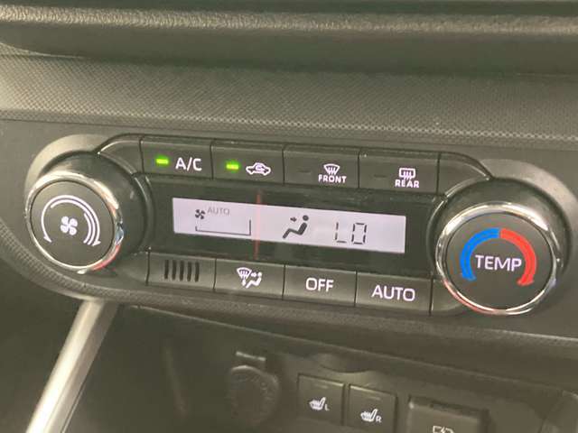オートエアコンは温度を設定するだけで、自動で風量などを設定してくれます。運転しながら操作も必要ないので、安全性も向上します。