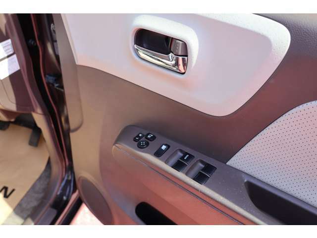 運転席側のドア部。こちらのスイッチでドアミラーの角度調整やパワーウィンドーの操作が可能になります。