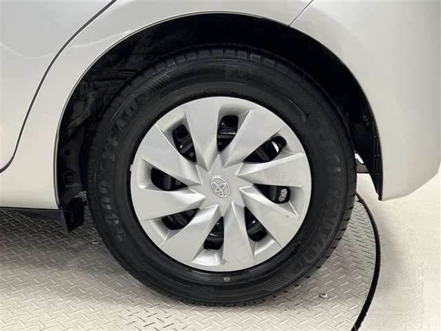 タイヤサイズは175/70R14！納車前の点検時にタイヤ交換させていただきます！ホイールキャップに傷があります。