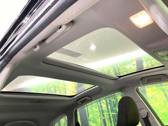 【パノラマルーフ】大型のガラスルーフ搭載で車内の解放感が一気にアップ！開放的なドライブをお楽しみいただけます。