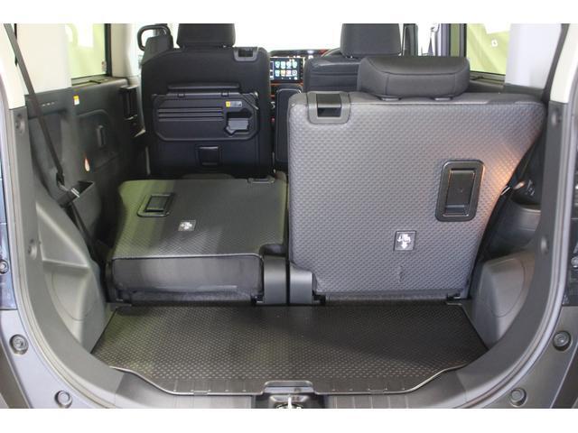後部座席を折りたたむと大きめの荷物を積めるスペースになりますよ。
