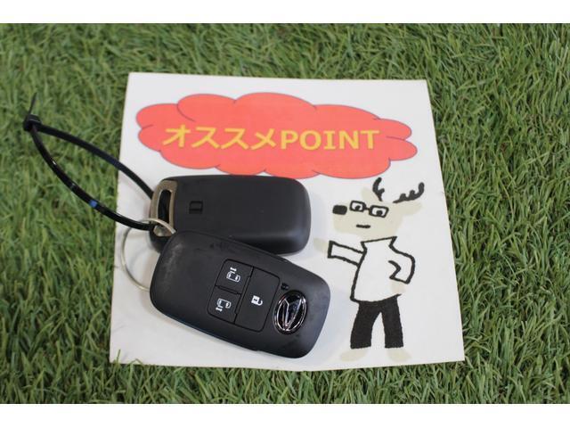 キーフリーシステムになっています。電子キーを携帯しているだけ、それだけでドアのロック開閉からエンジンの始動までできちゃいます♪