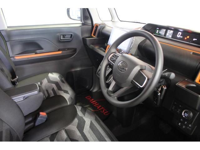 運転席から手の届く位置によく使うものが機能的に配置されています。