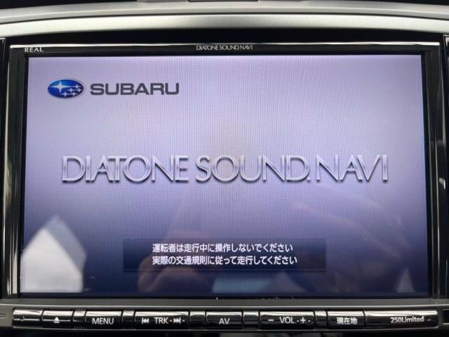 【純正ナビ】人気の純正ナビを装備しております。ナビの使いやすさはもちろん、オーディオ機能も充実！キャンプや旅行はもちろん、通勤や買い物など普段のドライブも楽しくなるはず♪