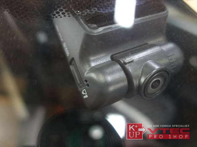 純正ドラレコ（DRH-197SM）が装着済み。