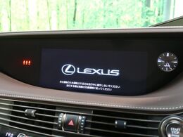 【メーカー純正ナビ】インテリアに溶け込むスタイリッシュな「専用設計」メーカーナビを装備♪視認性や操作性など基本性能にも優れ、より上質なカーライフをお楽しみいただけます。
