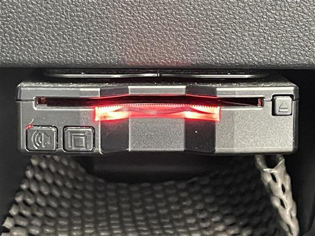 【ETC】有料道路を利用する際に料金所で停止することなく通過できる、ETC車載器（ノンストップ自動料金収受システム機器）が装備されています。セットアップを行うことで利用可能になります。