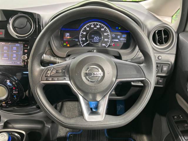 インテリアに合わせたデザインのステアリングは、運転される方のことも考え、運転しやすい形状、大きさです。是非一度、実際に触ってお確かめください。