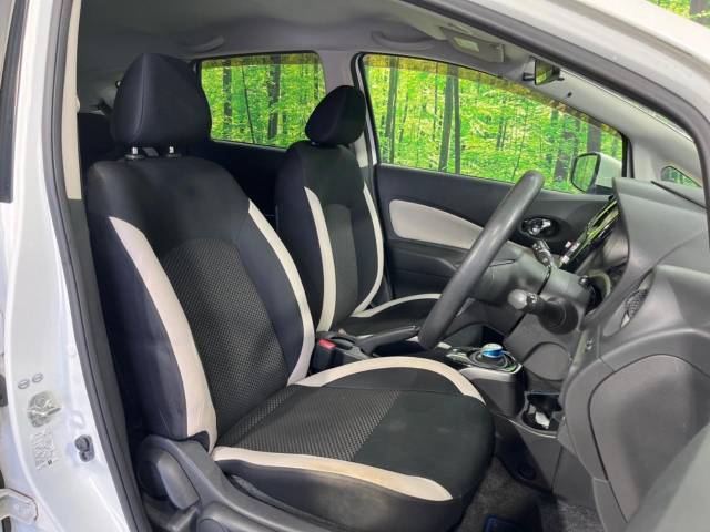 運転席シート廻りは使用感も少なく、良好な状態となっています。丁寧に使われていたことがよくわかりますね。