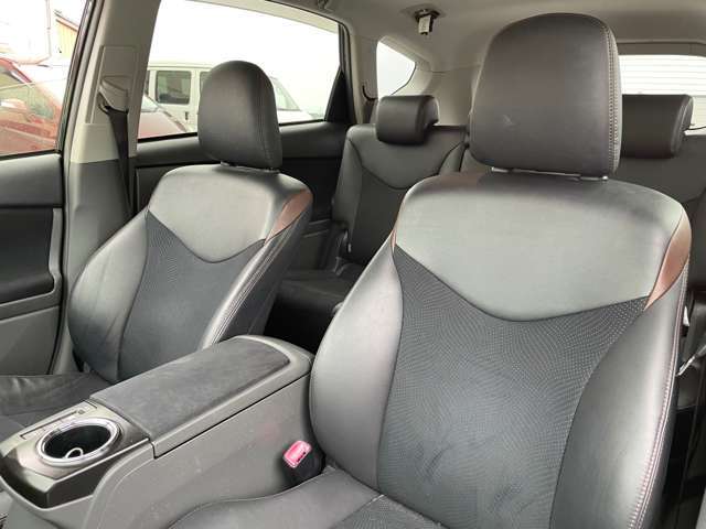 ご納車の前には、オイル、オイル・エレメント、ワイパーゴムを交換してご納車しております。内外装のクリーニングも行いますので気持ち良く、新しい車との生活を始めて頂けます♪