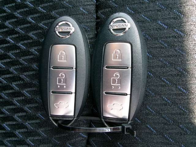 インテリジェントキー ドアロックの開閉やエンジンスタートの操作もボタンひとつでOKなんです。お買い物で、両手が塞がっている時もキーをポケットに入れていればボタン一つでドアロックを開閉出来ますよ！