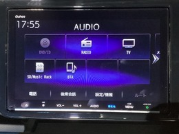 ナビはギャザズ9インチメモリーナビVXM-207VFiを装着。AppleCarPlay、AM、FM、CD、DVD再生、Bluetoothオーディオ、音楽録音再生、フルセグTVがご使用いただけます。