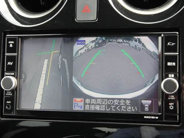 ★アラウンドビューモニター★4個のカメラから得た画像を車両上方から見下ろしたような映像で表示することで、車と路面の駐車枠の関係を一目で確認できます！