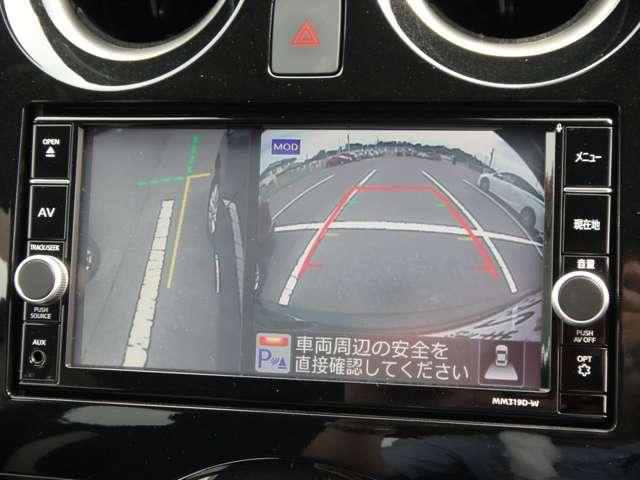 ★アラウンドビューモニター★4個のカメラから得た画像を車両上方から見下ろしたような映像で表示することで、車と路面の駐車枠の関係を一目で確認できます！
