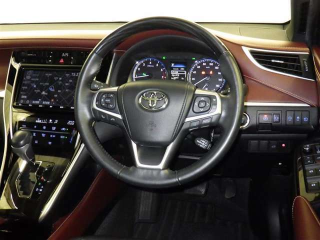 運転の際、常に目にする部分だけにシックで飽きのこないデザインが良いですね。