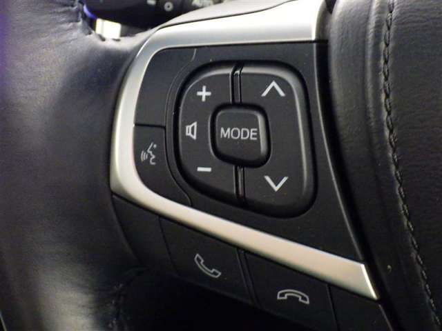 ステアリングスイッチ装備！運転しながら手元でオーディオの操作などができます。